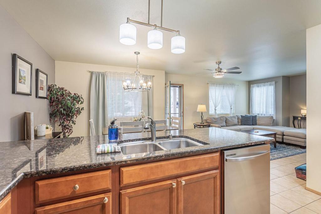 Walk To Downtown Leavenworth * Sleeps 6 + Pets * Ground Level Gem! Apartment Luaran gambar